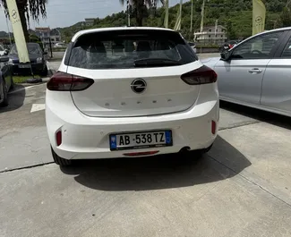 在 在阿尔巴尼亚 租赁 Opel Corsa 2024 汽车，特点包括 ✓ 使用 Petrol 燃料和 80 马力 ➤ 起价 21 EUR 每天。