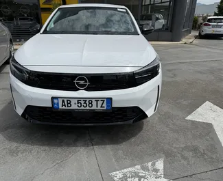 租赁 Opel Corsa 的正面视图，地拉那机场, 阿尔巴尼亚 ✓ 汽车编号 #13542。✓ Automatic 变速箱 ✓ 0 评论。