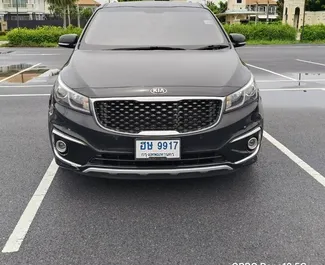 Kia Carnival 2017 med Drivverk bak-system, tilgjengelig på Bangkok Suvarnabhumi lufthavn.