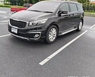 Frontvisning av en leiebil Kia Carnival på Bangkok Suvarnabhumi lufthavn, Thailand ✓ Bil #13386. ✓ Automatisk TM ✓ 0 anmeldelser.
