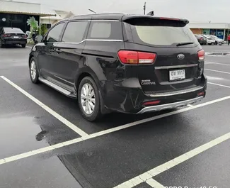 Kia Carnival 2017 tilgjengelig for leie på Bangkok Suvarnabhumi lufthavn, med ubegrenset kilometergrense.