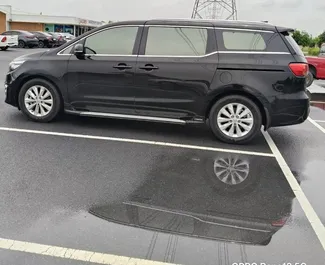 Interiøret til Kia Carnival til leie i Thailand. En flott 11-seters bil med Automatisk-gir.