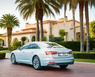 Interior de Audi A6 para alquilar en los EAU. Un gran coche de 5 plazas con transmisión Automático.