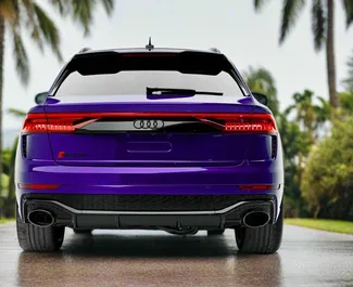 Interiören av Audi RS Q8 för uthyrning i Förenade Arabemiraten. En fantastisk 5-sitsig bil med en Automatisk växellåda.
