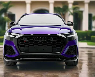 Framvy av en hyrbil Audi RS Q8 i Dubai, Förenade Arabemiraten ✓ Bil #13375. ✓ Växellåda Automatisk TM ✓ 0 recensioner.