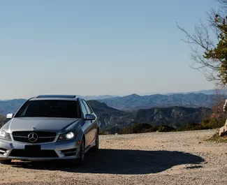 Sprednji pogled najetega avtomobila Mercedes-Benz C-Class v v Tirani, Albanija ✓ Avtomobil #10512. ✓ Menjalnik Samodejno TM ✓ Mnenja 0.