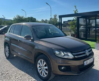 티라나 공항에서, 알바니아에서 대여하는 Volkswagen Tiguan의 전면 뷰 ✓ 차량 번호#13389. ✓ 자동 변속기 ✓ 0 리뷰.