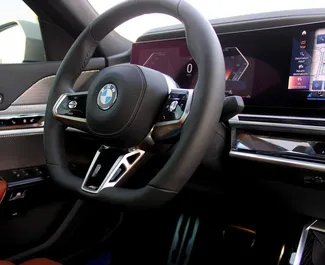 Арендуйте BMW 735i 2023 в ОАЭ. Топливо: Бензин. Мощность: 286 л.с. ➤ Стоимость от 950 AED в сутки.