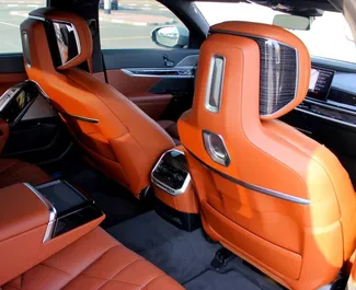 BMW 735i – автомобиль категории Премиум, Люкс напрокат в ОАЭ ✓ Депозит 2500 AED ✓ Страхование: ОСАГО.