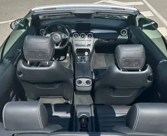 Interiøret til Mercedes-Benz C200 Cabrio til leie i Spania. En flott 4-seters bil med Automatisk-gir.