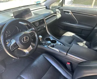 Interiøret til Lexus RX 450 til leie i Spania. En flott 5-seters bil med Automatisk-gir.