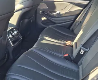 Mercedes-Benz S350 2018 tilgjengelig for leie i Alicante, med 200 km/dag kilometergrense.