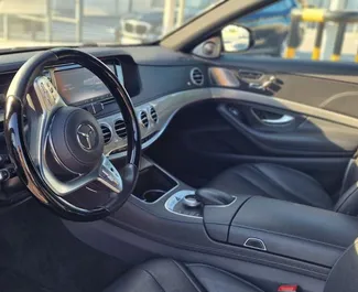 Interiøret til Mercedes-Benz S350 til leie i Spania. En flott 5-seters bil med Automatisk-gir.