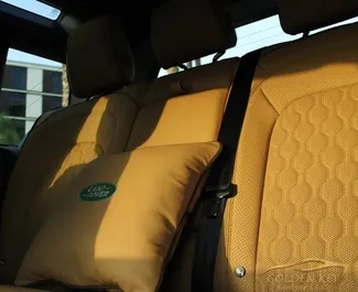 Ενοικίαση αυτοκινήτου Land Rover Defender 2022 στα Ηνωμένα Αραβικά Εμιράτα, περιλαμβάνει ✓ καύσιμο Βενζίνη και 296 ίππους ➤ Από 950 AED ανά ημέρα.