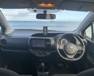 Двигун Бензин 1,3 л. - Орендуйте Toyota Vitz у Ларнаці.