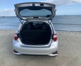 Двигун Бензин 1,3 л. - Орендуйте Toyota Vitz у Ларнаці.