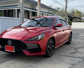 Predný pohľad na prenajaté auto MG 5/GT v na letisku Phuket, Thajsko ✓ Auto č. 10734. ✓ Prevodovka Automatické TM ✓ Hodnotenia 0.