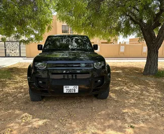 Vista frontal de un Land Rover Defender de alquiler en Dubai, EAU ✓ Coche n.º 13604. ✓ Automático TM ✓ 0 opiniones.
