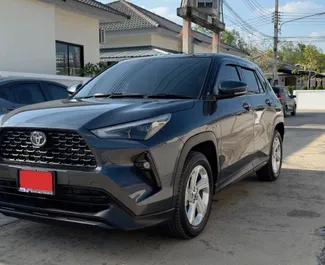 Predný pohľad na prenajaté auto Toyota Yaris Cross v na letisku Phuket, Thajsko ✓ Auto č. 10804. ✓ Prevodovka Automatické TM ✓ Hodnotenia 1.