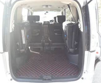 租车 Nissan Serena #3172 Automatic 在 在帕福斯，配备 2.0L 发动机 ➤ 来自 Metodi 在塞浦路斯。