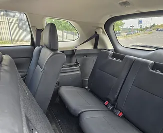 Interiören av Mitsubishi Outlander Xl för uthyrning i Georgien. En fantastisk 7-sitsig bil med en Automatisk växellåda.