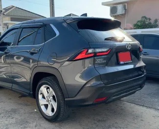 Prenájom auta Toyota Yaris Cross 2024 v v Thajsku, s vlastnosťami ✓ palivo Hybrid a výkon 116 koní ➤ Od 900 THB za deň.