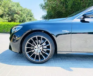 Vista frontal de un Mercedes-Benz E350 de alquiler en Dubai, EAU ✓ Coche n.º 13619. ✓ Automático TM ✓ 0 opiniones.