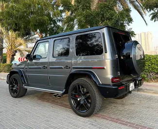 Арендуйте Mercedes-Benz G63 2023 в ОАЭ. Топливо: Бензин. Мощность: 577 л.с. ➤ Стоимость от 1700 AED в сутки.