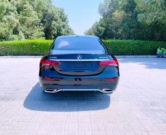 Alquiler de Mercedes-Benz E350. Coche Premium, Lujo para alquilar en los EAU ✓ Depósito de 2500 AED ✓ opciones de seguro TPL.