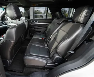 Ford Explorer 内饰，在格鲁吉亚 出租。一辆优秀的 7 座位车，配备 Automatic 变速箱。