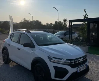 租赁 Dacia Sandero Stepway 的正面视图，地拉那机场, 阿尔巴尼亚 ✓ 汽车编号 #13657。✓ Manual 变速箱 ✓ 0 评论。
