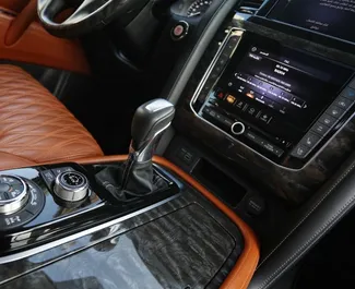 Interiér Nissan Patrol k pronájmu v SAE. Skvělé auto s 7 sedadly a převodovkou Automatické.