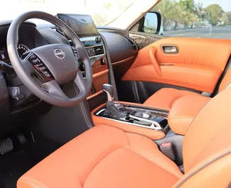 Frontvisning av en leiebil Nissan Patrol i Dubai, De Forente Arabiske Emirater ✓ Bil #13622. ✓ Automatisk TM ✓ 0 anmeldelser.