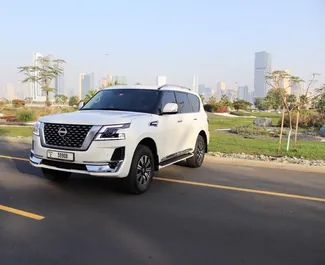 Bilutleie av Nissan Patrol 2023 i i De Forente Arabiske Emirater, inkluderer ✓ Bensin drivstoff og 400 hestekrefter ➤ Starter fra 500 AED per dag.