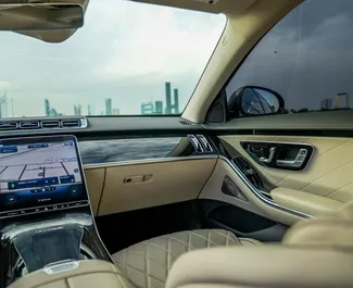 Mercedes-Benz S580 e 2021 disponible para alquilar en Dubai, con límite de millaje de ilimitado.