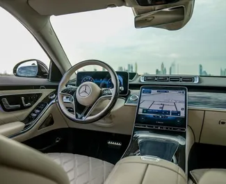 Alquiler de Mercedes-Benz S580 e. Coche Premium, Lujo para alquilar en los EAU ✓ Depósito de 2500 AED ✓ opciones de seguro TPL.