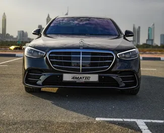 Vista frontal de un Mercedes-Benz S580 e de alquiler en Dubai, EAU ✓ Coche n.º 13616. ✓ Automático TM ✓ 0 opiniones.