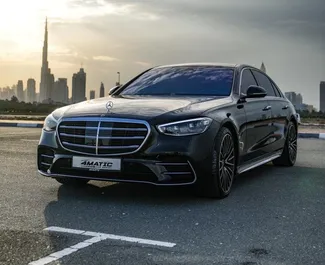 Alquiler de coches Mercedes-Benz S580 e n.º 13616 Automático en Dubai, equipado con motor de 4,0L ➤ De Mohammad en los EAU.
