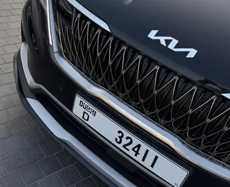 Vista frontal de un Kia Carnival de alquiler en Dubai, EAU ✓ Coche n.º 13596. ✓ Automático TM ✓ 0 opiniones.