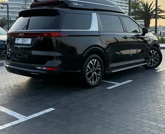 Kia Carnival 2022 disponible para alquilar en Dubai, con límite de millaje de ilimitado.