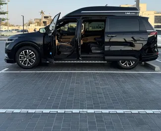 Kia Carnival 2022 con sistema de Tracción delantera, disponible en Dubai.