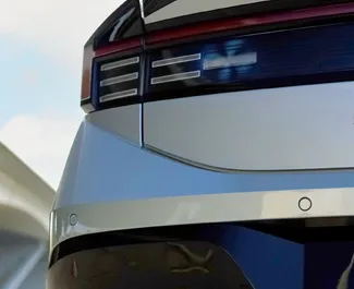 Vista frontal de un Hyundai Sonata de alquiler en Dubai, EAU ✓ Coche n.º 13578. ✓ Automático TM ✓ 0 opiniones.
