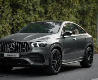 Vista frontal de un Mercedes-Benz GLE-Class de alquiler en Dubai, EAU ✓ Coche n.º 13611. ✓ Automático TM ✓ 0 opiniones.