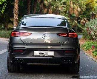 Interior de Mercedes-Benz GLE-Class para alquilar en los EAU. Un gran coche de 5 plazas con transmisión Automático.