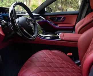 Mercedes-Benz S500 2021 disponible para alquilar en Dubai, con límite de millaje de ilimitado.