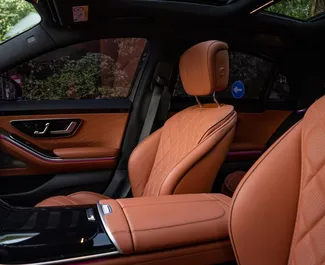 Mercedes-Benz S500 2021 con sistema de Tracción en las cuatro ruedas, disponible en Dubai.