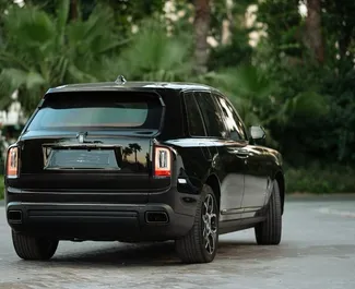 Vue de face d'une location Rolls-Royce Cullinan à Dubaï, EAU ✓ Voiture #13579. ✓ Automatique TM ✓ 0 avis.