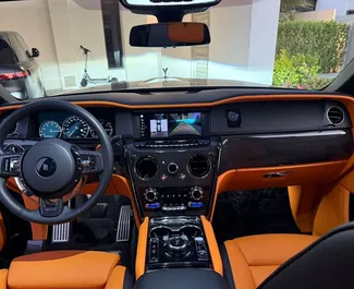 Rolls-Royce Cullinan 2023 location de voiture dans les EAU, avec ✓ Essence carburant et 571 chevaux ➤ À partir de 3600 AED par jour.