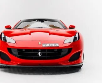 Vista frontal de un Ferrari Portofino de alquiler en Dubai, EAU ✓ Coche n.º 13585. ✓ Automático TM ✓ 0 opiniones.