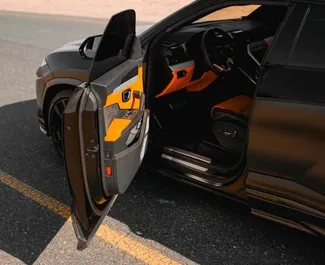 Bensin 4,0L-motoren til Lamborghini Urus 2023 for utleie i Dubai.